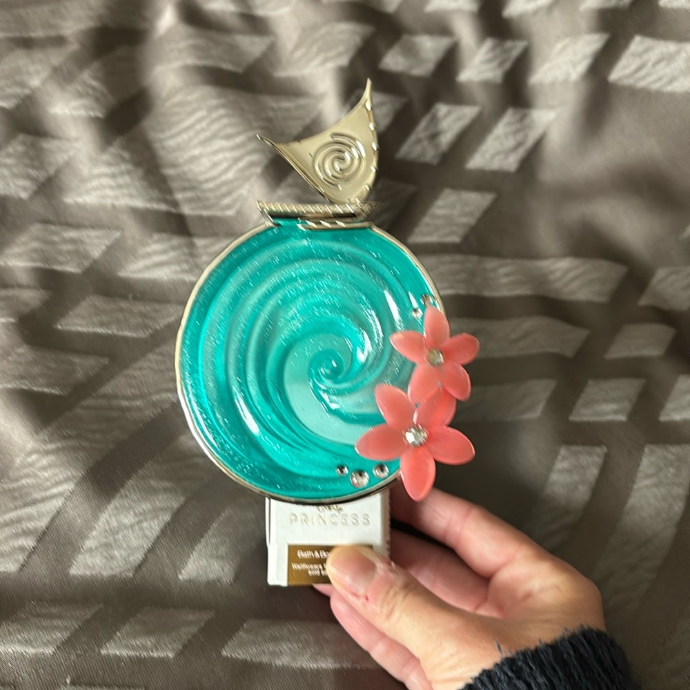 Bath & Body Works Disney Moana Plug In Light Up Wallflower + Bonus Wallflower